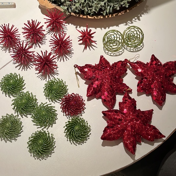 20 Red and Green Sparkly Ornaments - Picture 6 of 7